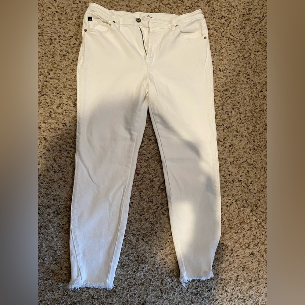 White denim skinny jeans with frayed hem